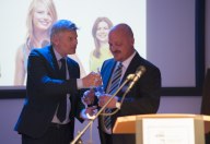 Dr. Stefan Rennicke überreicht den CSR Job Award Sonderpreis Handwerk an Magnus Newrzella in Berlin